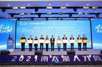 尊才！愛才！盼才！育才！